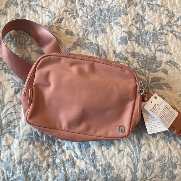 Everywhere Belt Bag 2L PNPA - Picture 2 of 4